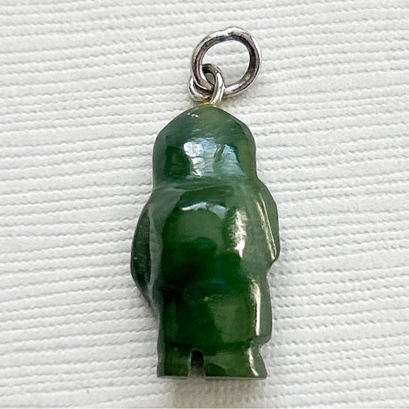 Adorable Vintage Handcarved Jade Tiny Inuit Person Pendant Charm - Picture 3 of 4